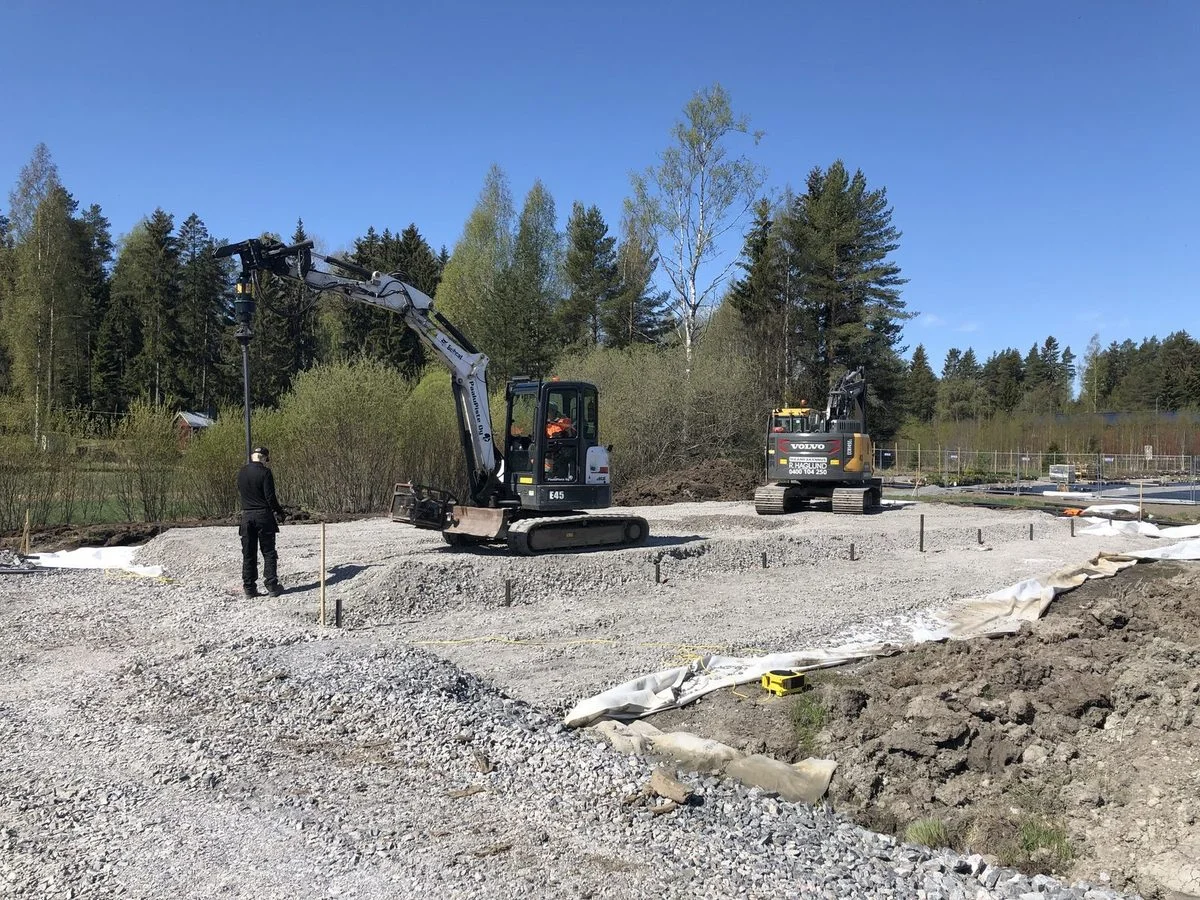 Skruvpålegrund för växthus på Cassandras Tr&auml;dg&aring;rd, Borgå