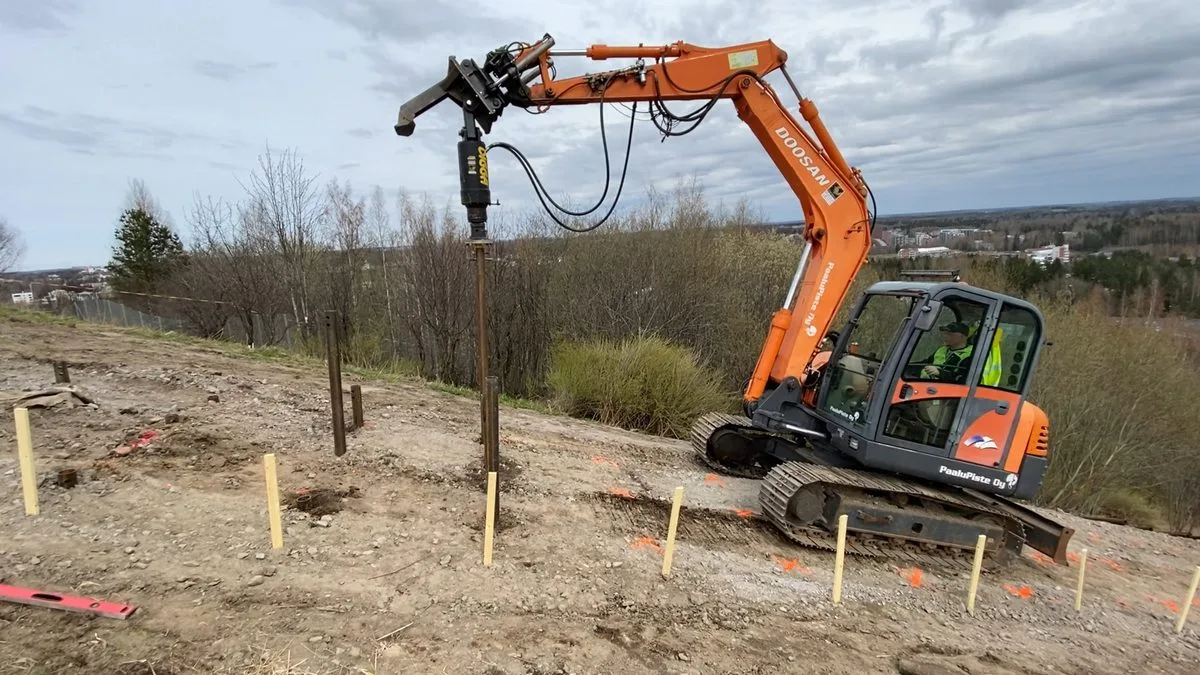 Skruvpålsinstallation i brant sluttning för motionstrappan i Jätemäki, Helsingfors