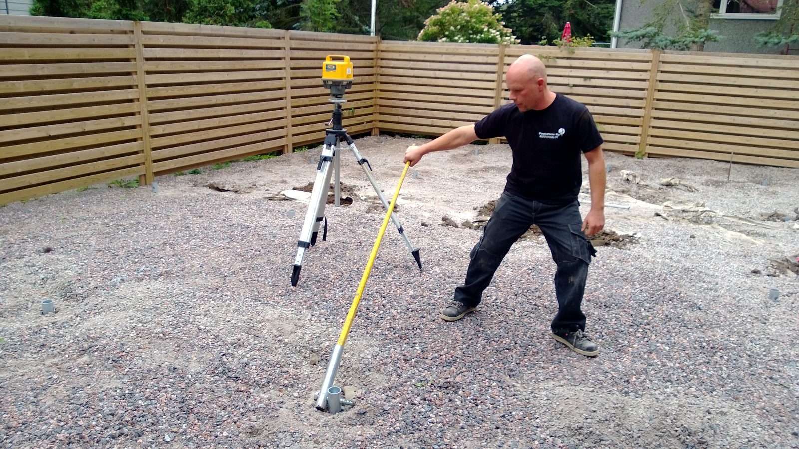 En person installerar en HELIX skruvpåle för hand med spett